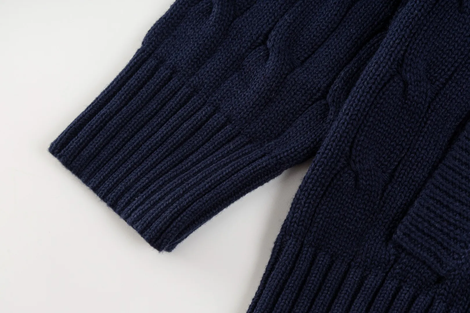 P260 #R98 RALPH LAUREN Ralph Lauren nine-color classic small label embroidery logo full zipper knitted cable cardigan sweater, high-density LOGO embroidery on the chest, original customization of tag accessories. Made of pure cotton yarn, pure cotton is skin-friendly and comfortable, small label war horse embroidered twist zipper cardigan sweater 🐎 high quality, follow the blogger to learn how to wear it! Let’s buy a Ralph Lauren cable sweater. It’s a super hard-to-find series after it became popular. It’s hard to find one on the official website. It’s simple and practical to wear, with a lazy and loose feel. The thickened fabric has more texture, feels soft and delicate, and has a loose fit. Whether worn alone or layered, you can wear different styles of fashion with just one piece!   Size：XS S M L